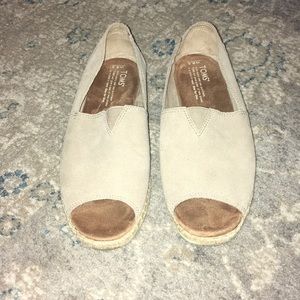 Women’s tan Toms slip-ons size W8-1/2. Like new!!